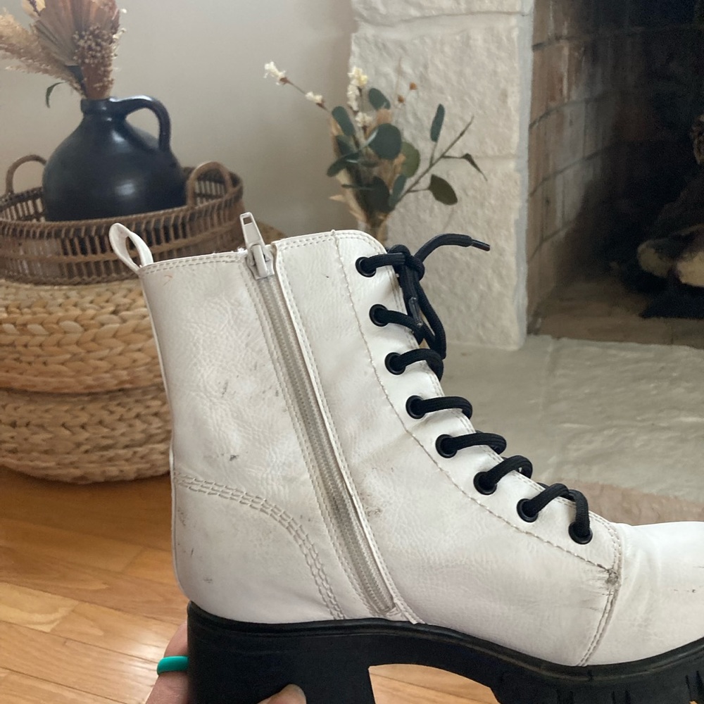 white boots - Picture 4 of 6